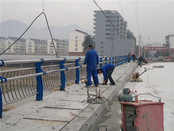 阿克苏不锈钢复合管护栏常见问题及解决方案